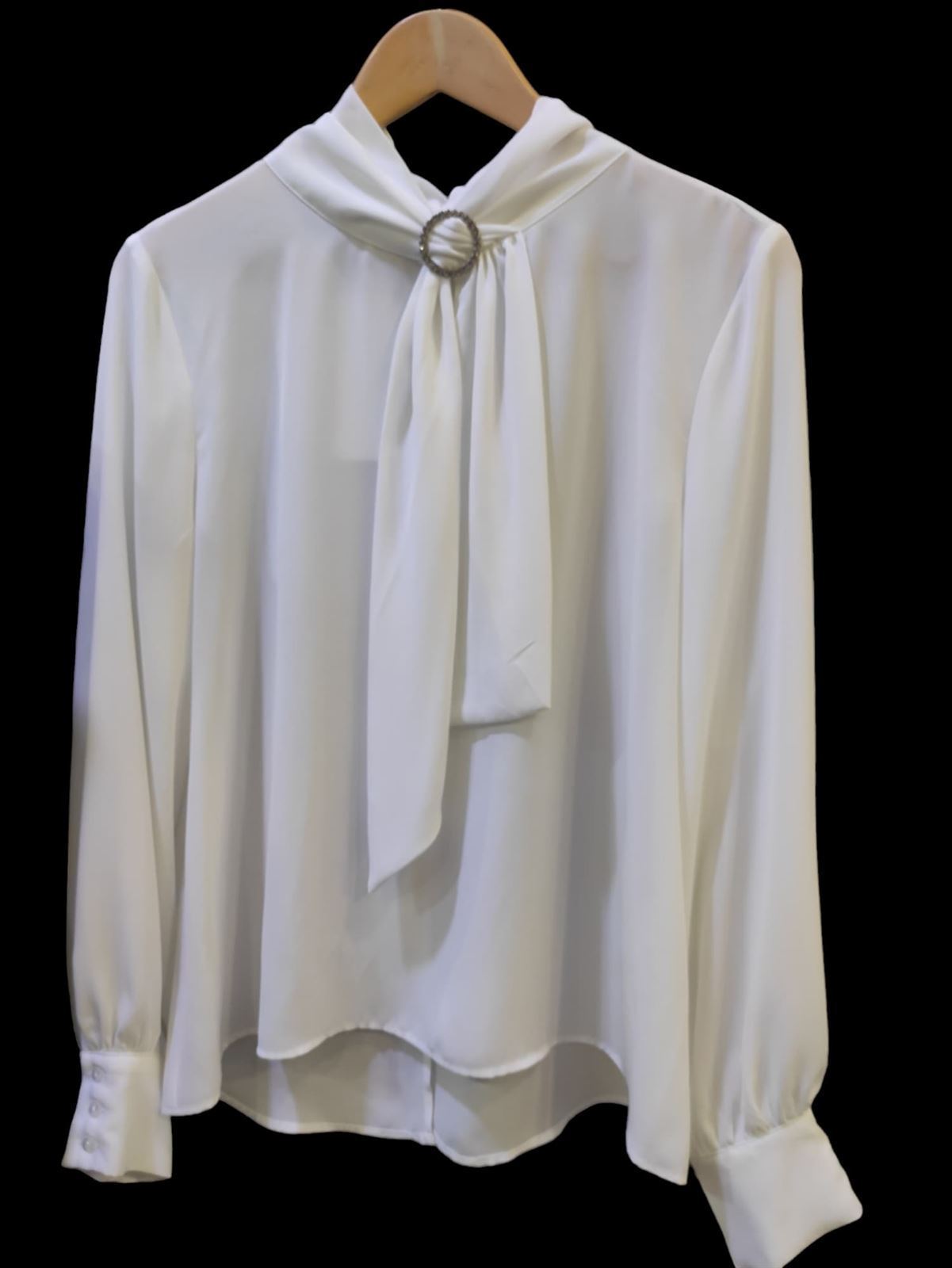 Blusa blanca con lazada en el cuello y broche plata - Imagen 4