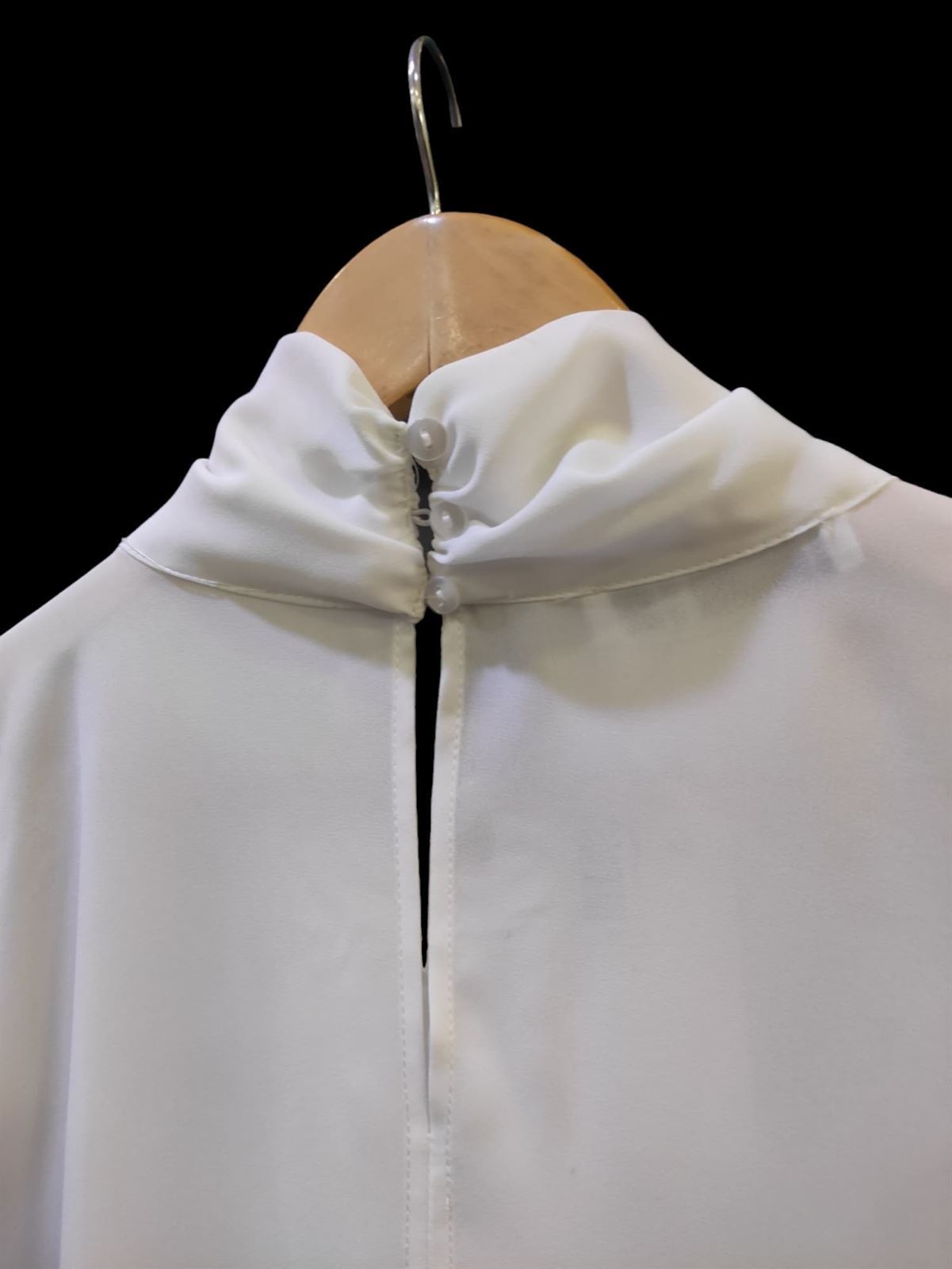 Blusa blanca con lazada en el cuello y broche plata - Imagen 5