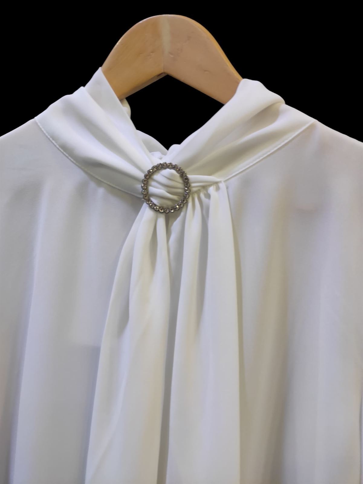 Blusa blanca con lazada en el cuello y broche plata - Imagen 6