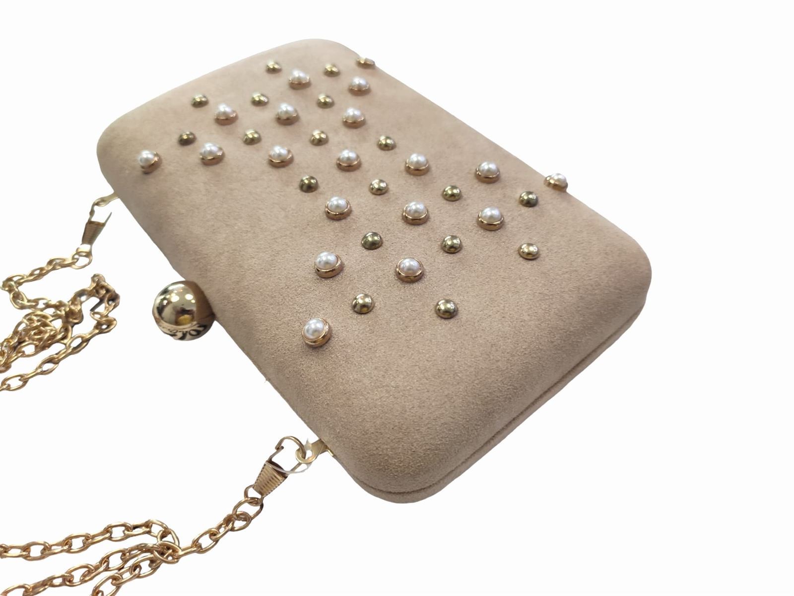 Bolso clutch taupe con detalle perlas - Imagen 1