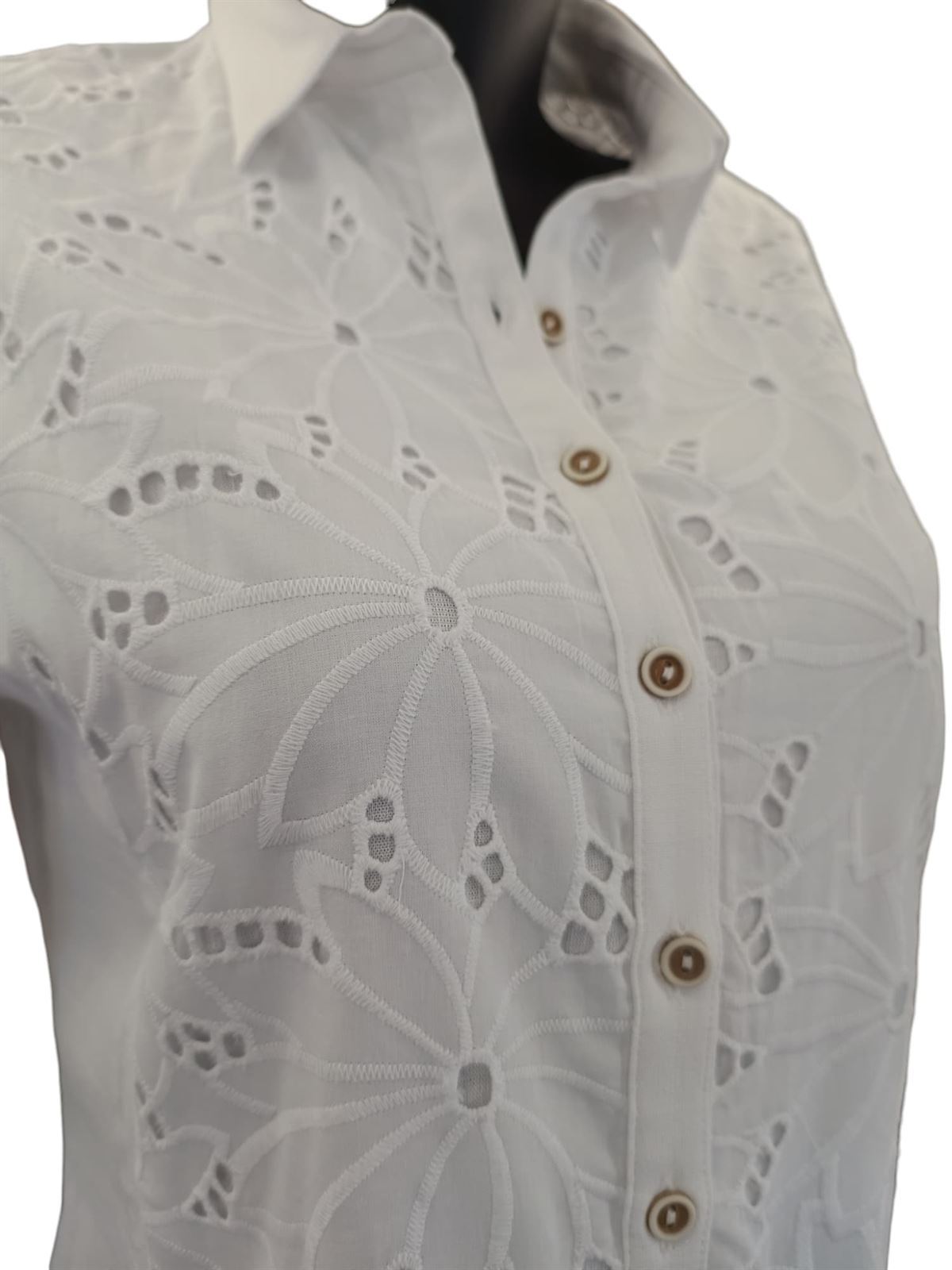 Camisa manga tres cuartos blanca calada con forro - Imagen 3