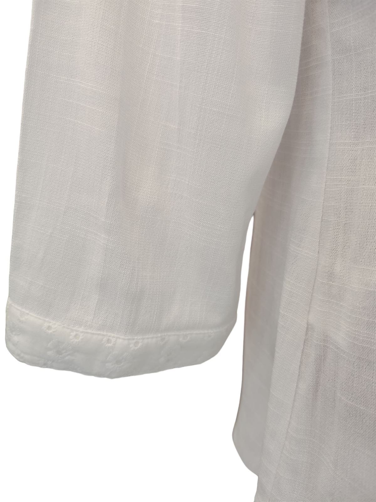 Camisa manga tres cuartos blanca calada con forro - Imagen 6