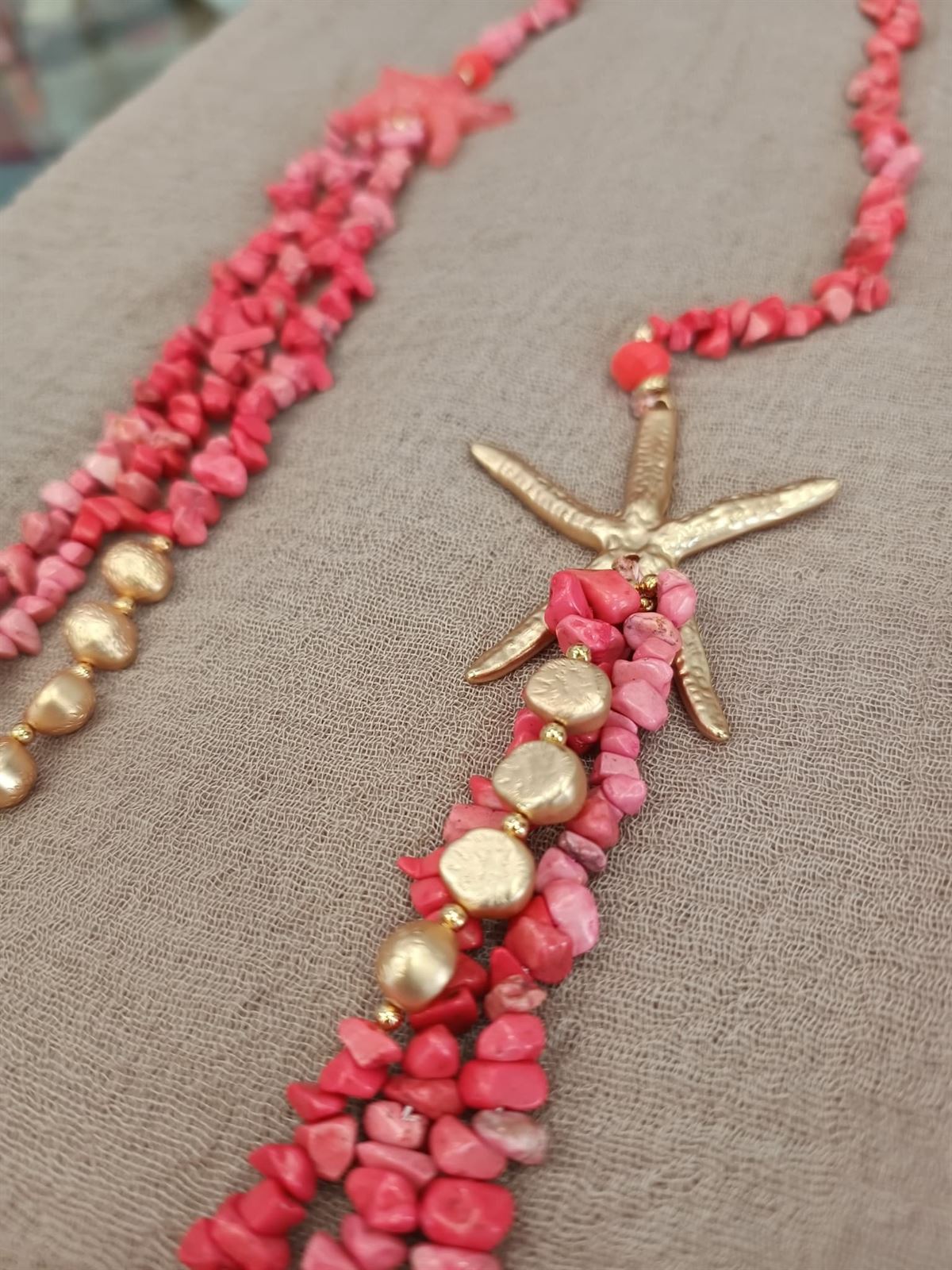 Collar largo imitación coral con estrella mar dorada - Imagen 2