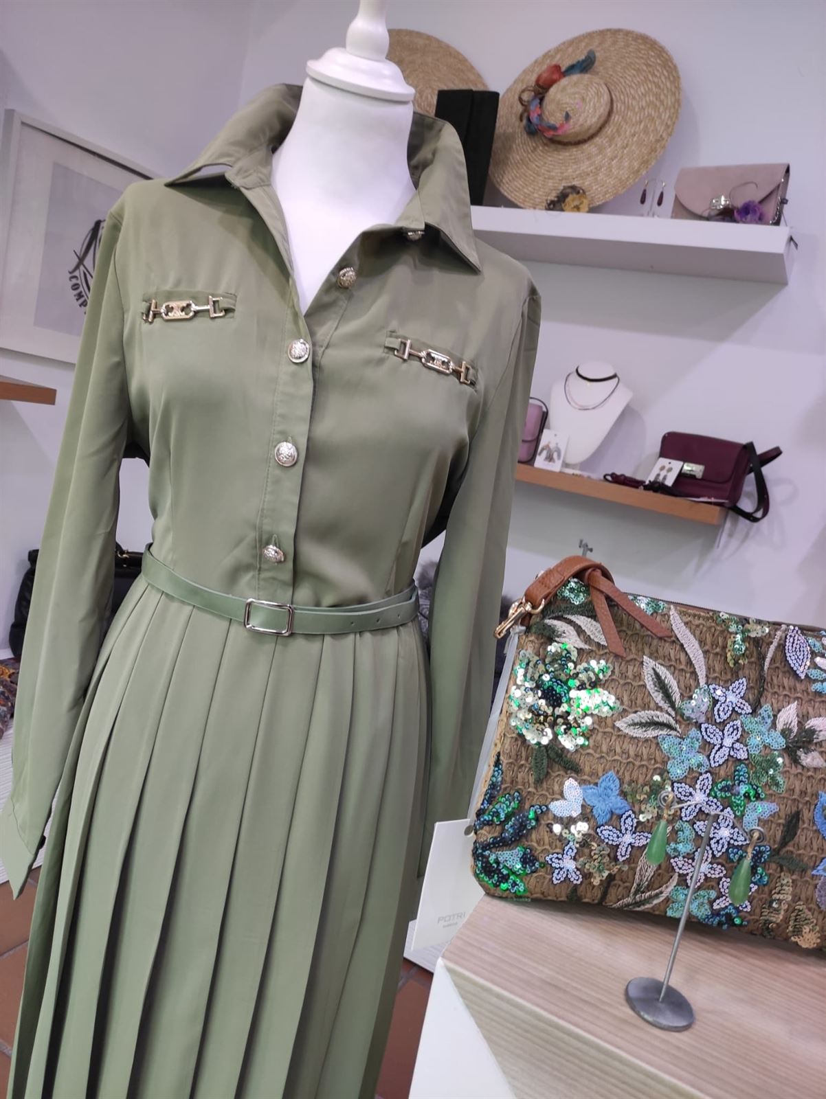 Vestido largo con plisado en verde - Imagen 5